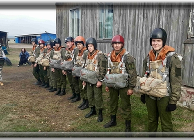 На аэродроме Иркутского УАЦ ДОСААФ России продолжилось десантирование кадет